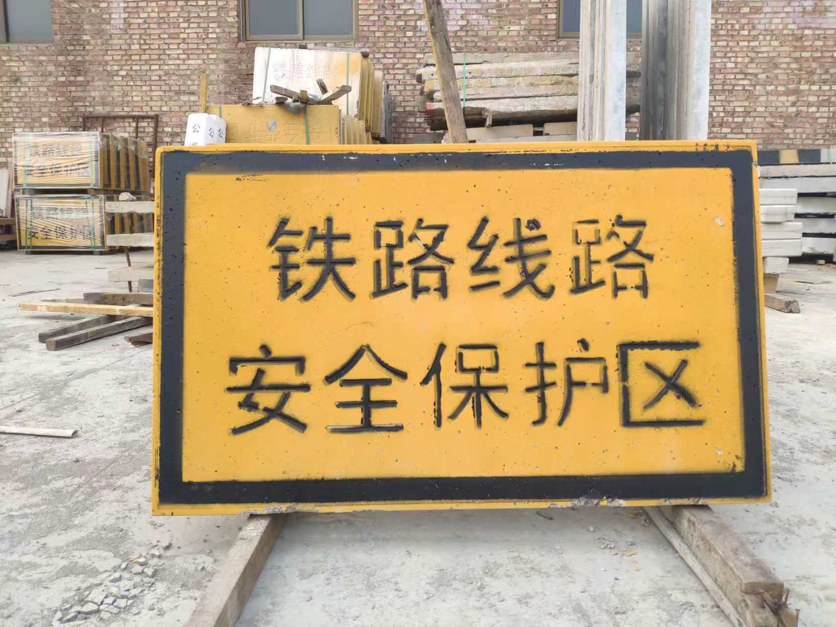 　　标志桩厂家推荐：迪宇电力，绝缘胶垫与标志桩的优质选择